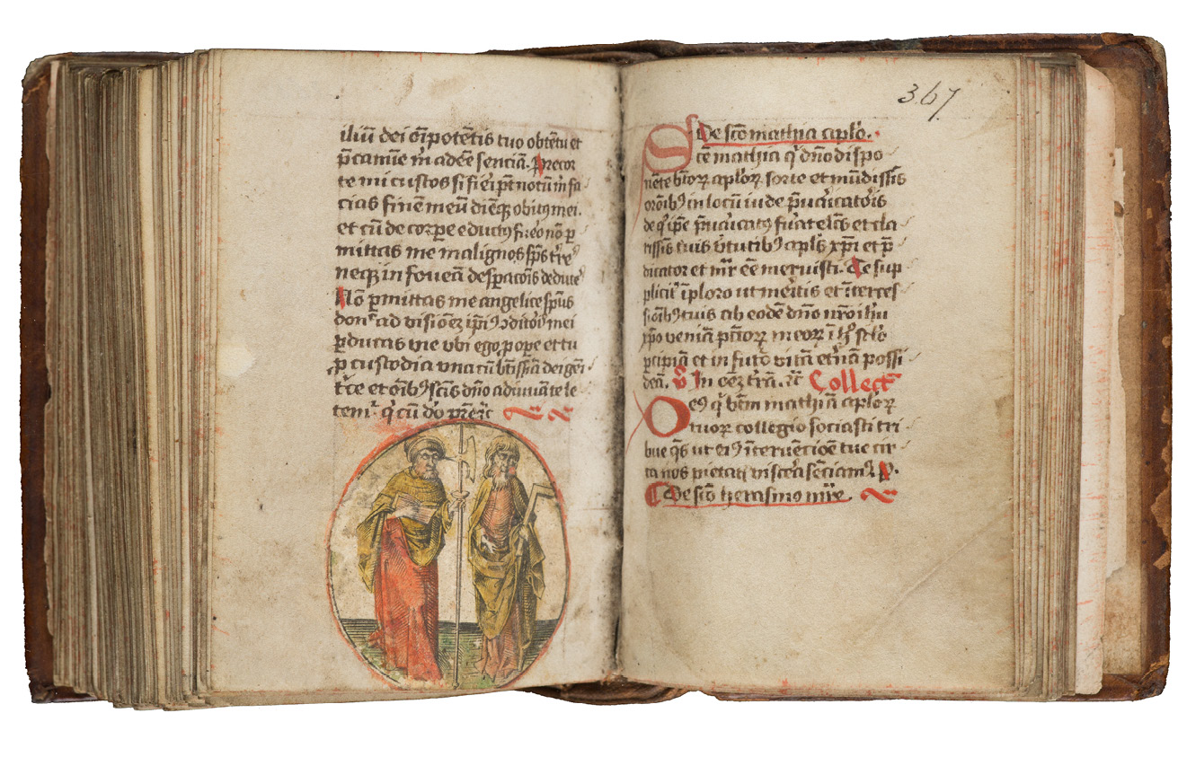 Fig. 130  Opening in a prayerbook with an added roundel by Israhel van Meckenem. Cambridge, Gonville and Caius College, Ms. 718/253, fols 366v-367r. 