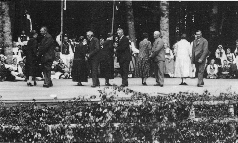 Ten Bjerregrav dancers show their ‘Monnevet’ wearing their ordinary Sunday clothes (1930). Photograph.
