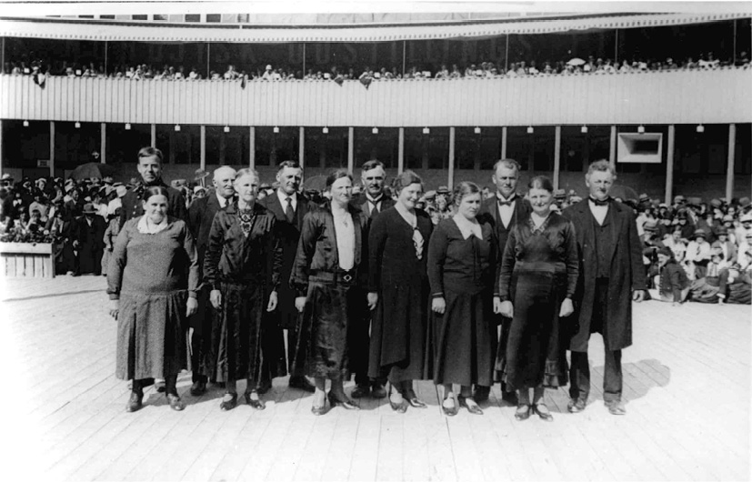 Twelve Bjerregrav dancers are lined up for a photograph at the Nordic Folk Dance event in Ålborg (1937). On the left Peder Jacobsen the leading dancer in Bjerregrav, photograph.