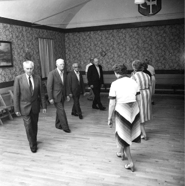 Sigurd Bonde Jensen raises his hand to give a signal for other minuet dancers. Photograph by Svend Nielsen.