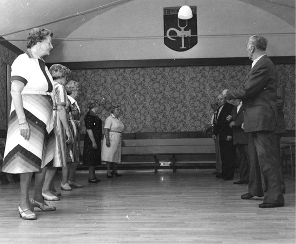 Minuet dancers have left hands in hand with their partners. Photograph by Svend Nielsen.