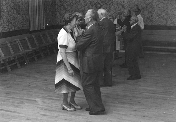 Minuet dancing ladies are furthest to the front. And their partners´ row has moved furthest away from the front, and they are hereafter ready for changing the rows photograph by Svend Nielsen.