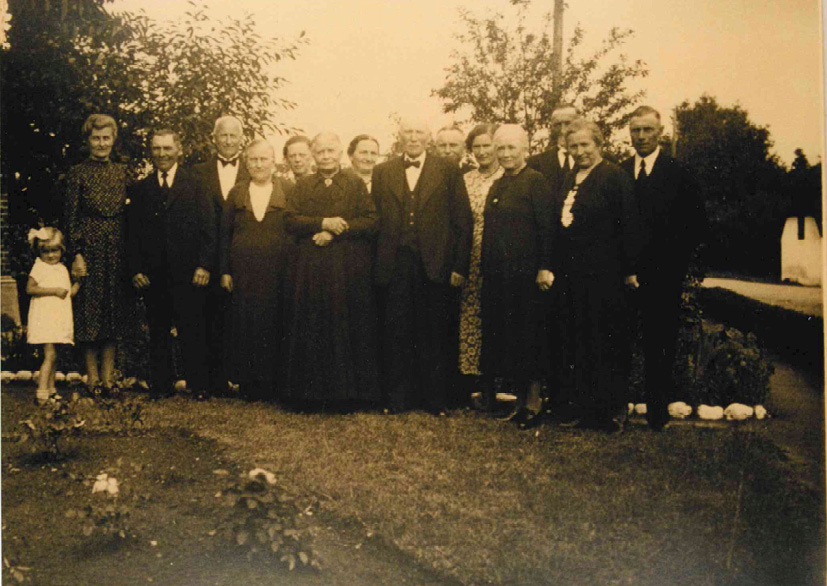 The musician Hans Andersen Hansen and his wife Anne Hansen at their Diamond Wedding together with children and children in-law (1941). Photograph.