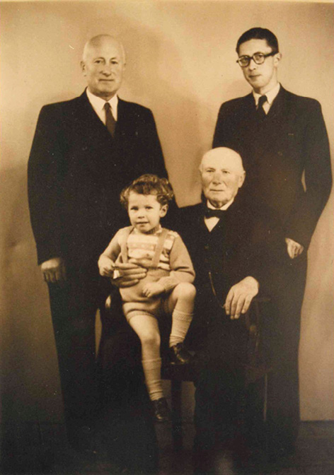 Four generations gathered in Ærøskøbing. Sitting with his great-grandchild, the musician Hans Andersen Hansen, photograph.