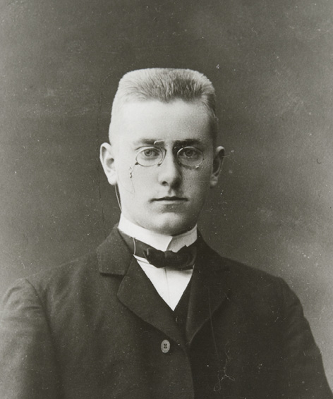 Portrait of young Yngvar Heikel. Photograph.
