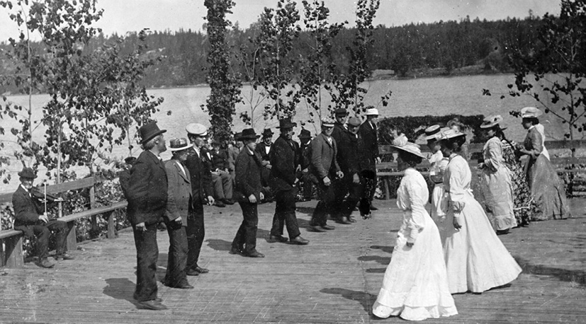 Folk dancers in Kimito dance their minuet (1904). Photograph by Otto Andersson.