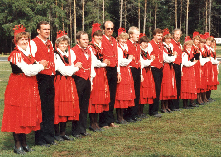 Folk dancers in Tjöck shows the starting position in their minuet (1984). Photograph by Gunnel Biskop.
