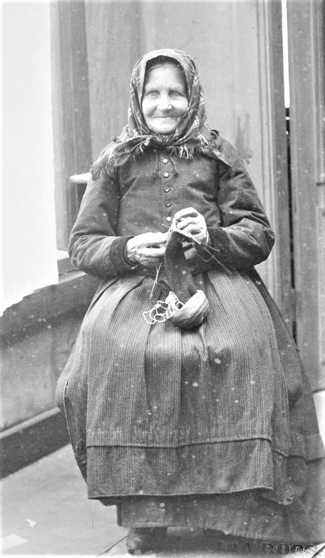 A woman in Tjöck knits at the beginning of the twentieth century. Photograph by Ina Roos.