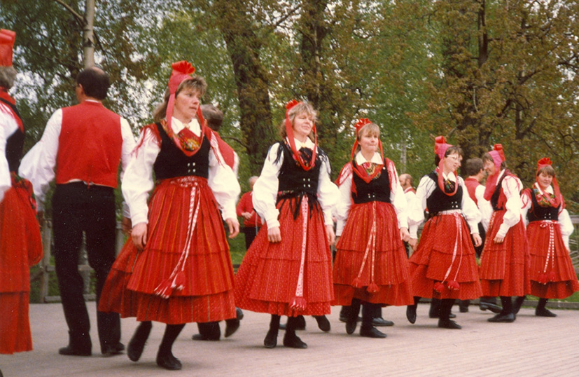 Folk dancers in Tjöck twirl in their minuet at an event in Stockholm (1987). Women facing the audience, photograph by Stina Hahnsson.