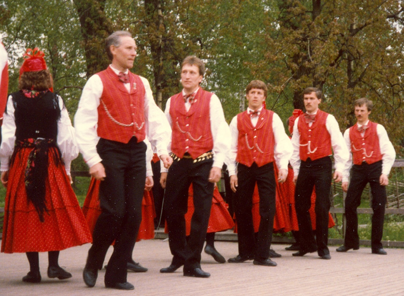 Folk dancers in Tjöck twirl in their minuet at an event in Stockholm (1987). Women facing the audience, photograph by Stina Hahnsson.