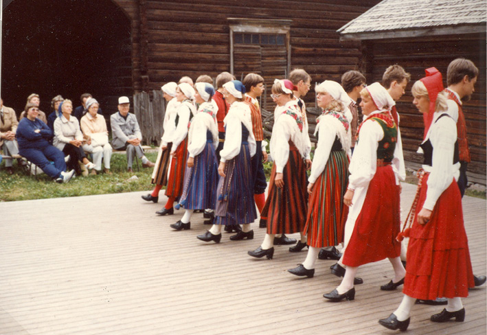 Sixteen folk dancers from the association Brage in Helsinki perform a minuet from Purmo (1983). Partners are passing each other, photograph by Gunnel Biskop.