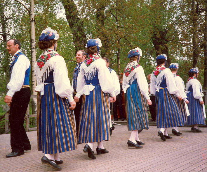 Twelve folk dancers from Munsala in traditional costumes perform their minuet in Stockholm (1987). Photograph by Stina Hahnsson.