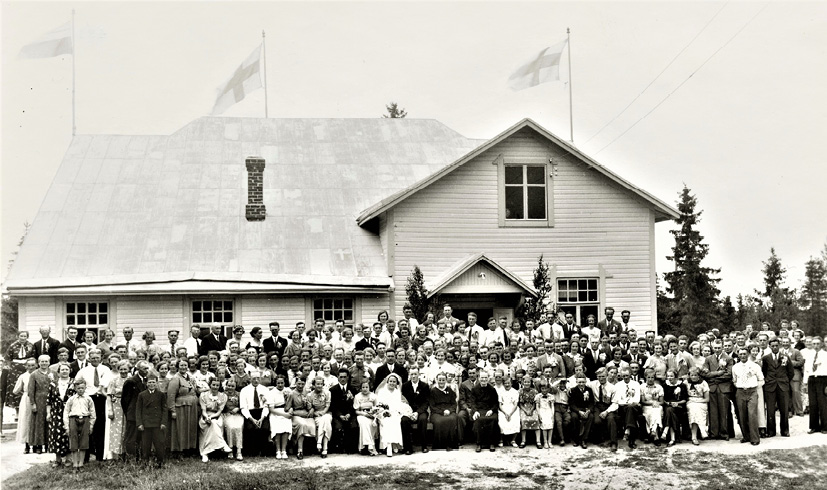 The bridal couple with several hundreds of wedding guests gathered in the yard for photography in Oravais (1937). Photograph by Erik Hägglund.