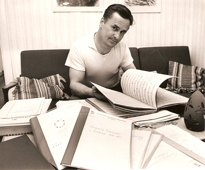Photograph of Börje Wallin at his desk.