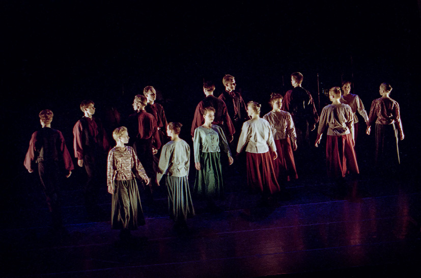 Sixteen folk dancers from the group Kiperä premiere Kuortane minuet at Savoy theatre. Helsinki, photograph by Petri Mulari.