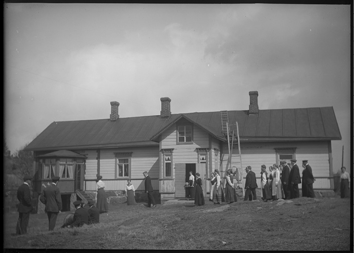 Young people in front of a farmhouse in Eastern Nyland playing the game ‘Last couple out’ (1914). Photograph by Gabriel Nikander.