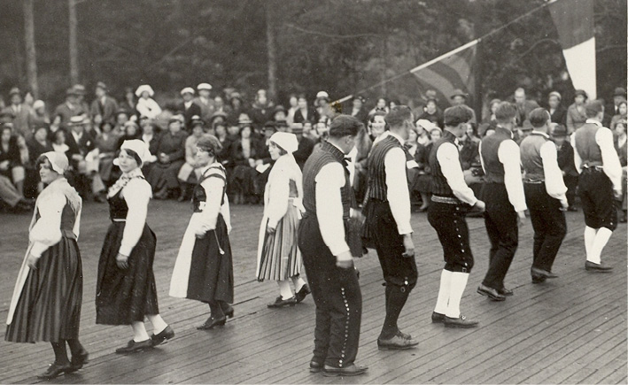 Folk dancers in Helsinki dance the minuet from Vörå (1932). Six men and six women dancing, photograph by Rafael Roos.