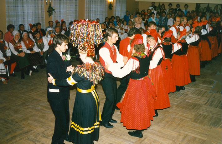 Folk dancers from Tjöck dance their minuet (1987). Bride and groom at the front end of the row, an arrangement of a traditional peasant wedding, photograph by Stina Hahnsson.