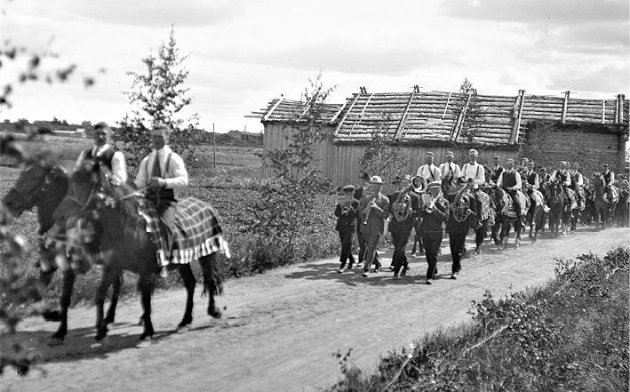 Bridal parade. The bride is picked from the yard where she has been dressed (1925), photograph by Erik Hägglund.