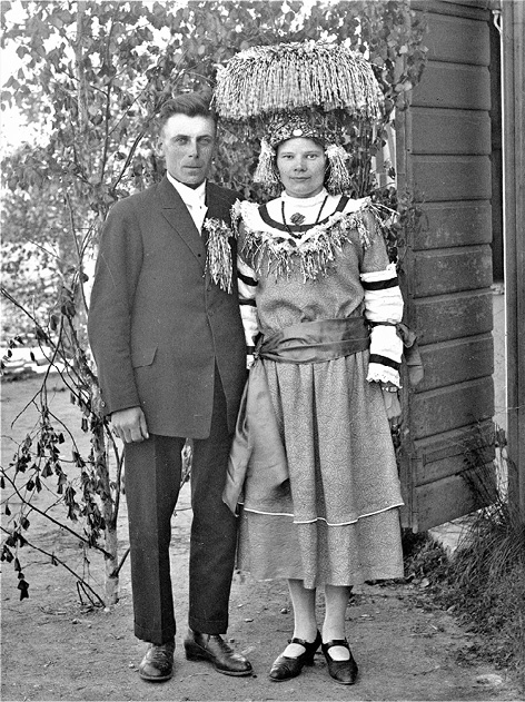 The bride and groom in Vörå. Ostrobothnia (1925), photograph by Erik Hägglund.
