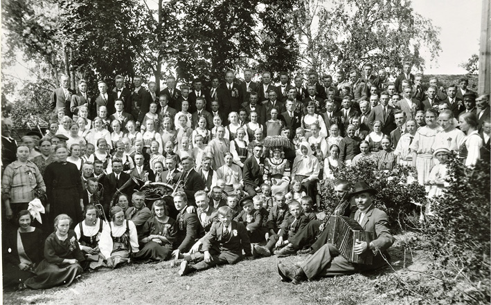 The wedding guests gathered in the courtyard in Vörå. Ostrobothnia (1925), photograph by Erik Hägglund.
