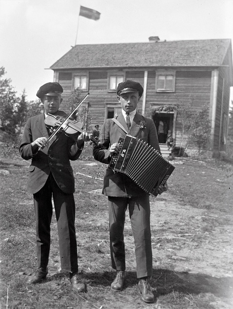 Two musicians with a fiddle and accordion in Vörå in Ostrobothnia (1922). Photograph by Erik Hägglund.