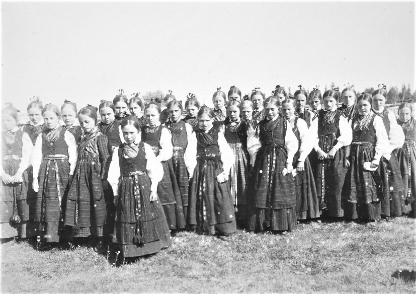 Schoolgirls in traditional costumes in Tjöck. Ostrobothnia (1907), photograph by Ina Roos.