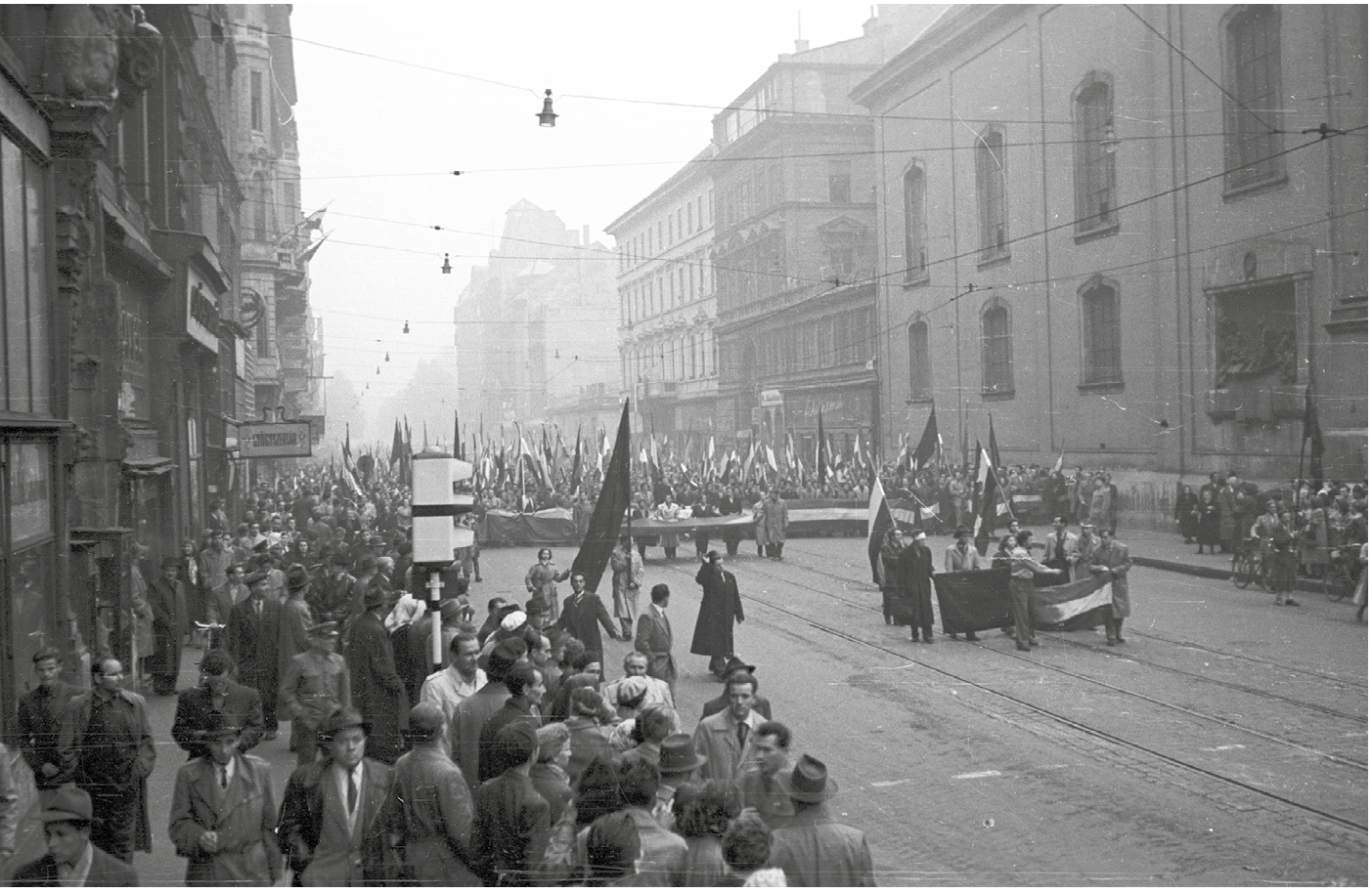 Nagy Gyula, “Kossuth Lajos utca a Ferenciek tere felől nézve. 1956. október 25-e délután,—Fortepan 24652”