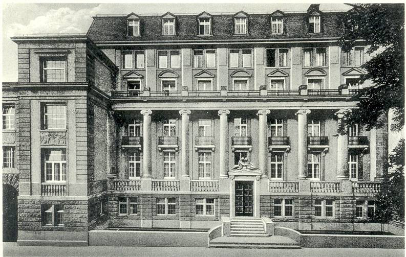 A black and white photograph of Krankenhaus Sachsenhausen in Frankfurt, a large, six-story hospital with stone pillars and bay windows