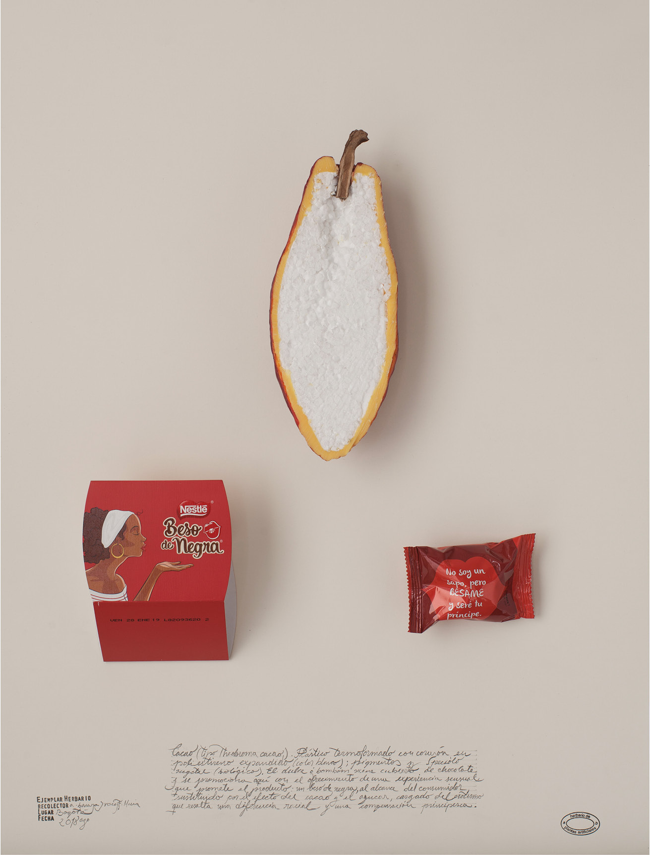 Display including a sectioned artificial cocoa pod without any beans inside, an empty wrapper of Nestle?s Beso de Negra candy, and a wrapped Beso de Negra candy with a print text reading No soy un sapo, pero besame y ser‚ tu principe, accompanied by handwritten annotations in Spanish.