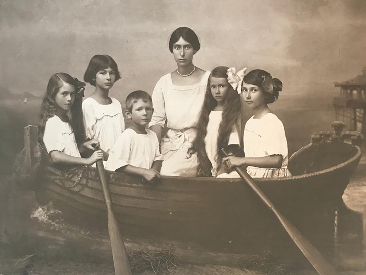 Mariia Olsuf’eva (first on the right) with her mother, Ol’ga Pavlovna Shuvalova, sisters and brother in Italy, 1921. Courtesy of Daria Bertoni.