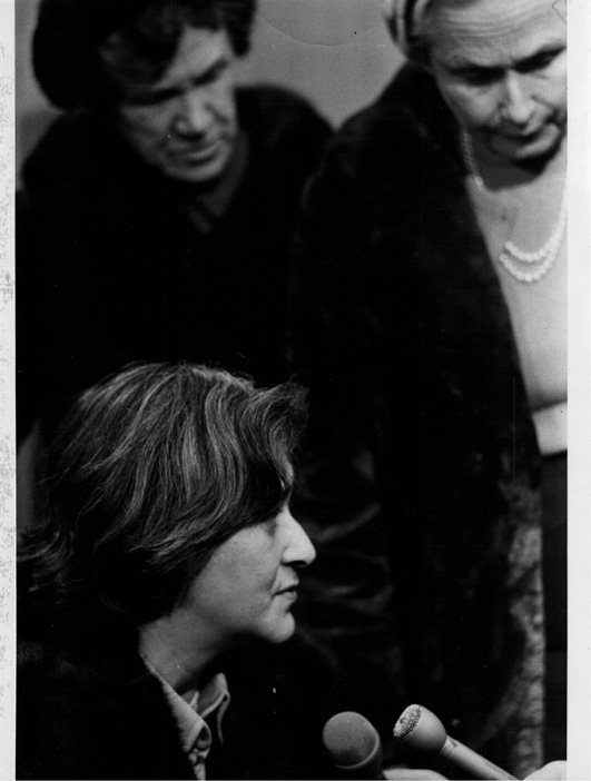 E. Bonnėr at the Press Conference with M. Olsuf’eva in the background, December 1975. Courtesy of E. Bonnėr heirs. © NTS
