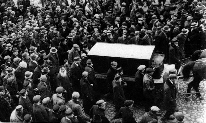 Hundreds of mourners follow a horse-drawn hearse carrying Khaye Minkovski, murdered in the 1936 Pshitik pogrom.