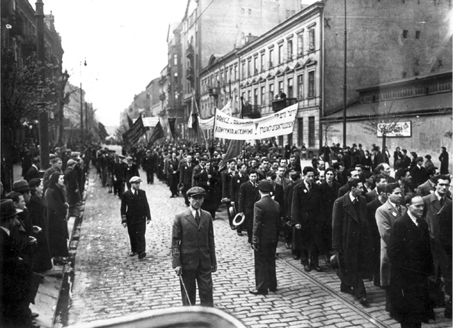 Many hundreds of members of the General Jewish Labour Bund in Poland march on 1 May 1936 in Warsaw. Some marchers carry a banner that reads, “Down with the concentration camps!”