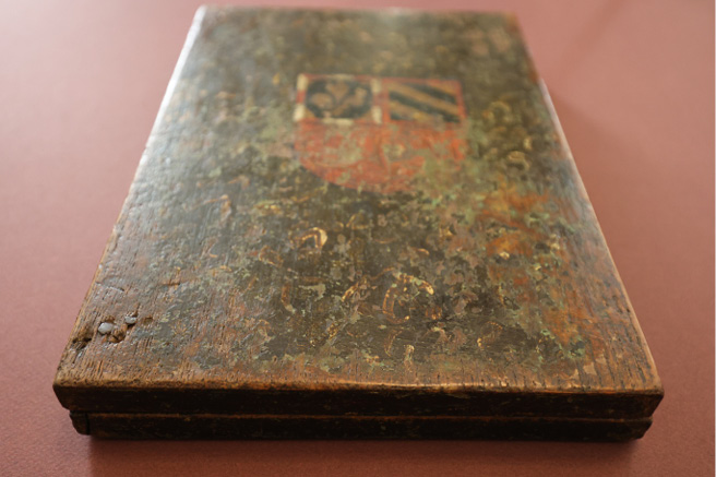 Evangélière of Dijon, crafted in 1488, in its closed state; it is a diptych resembling a book but containing only two sheets of parchment glued down to the boards. Housed in the Archives municipales de Dijon, lay. 5,72 (B 18), this object lent gravity to civic oaths by presentation of the first lines of the Book of John.