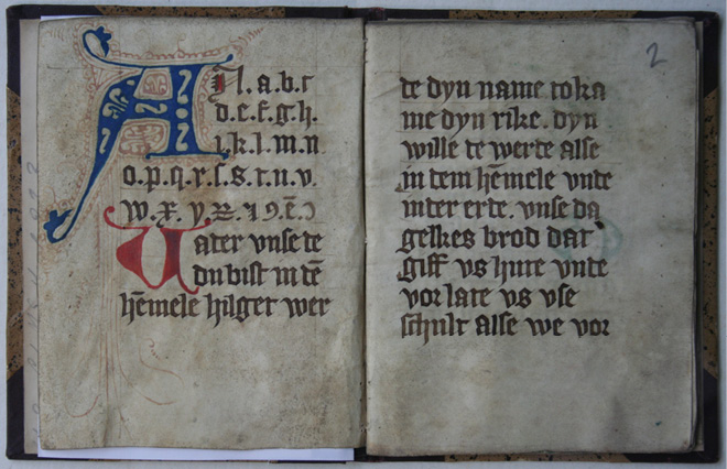First two pages of a booklet with prayers, starting with a blue initial which stretches over three-lines. It is followed by a one-line-high decorated initial ‘A’ and then the whole alphabet and some extra characters in lower-case Gothic letters. The first prayer, ‘Our Father’ in Middle Low German, starts with a two-line-high, solid-red initial.