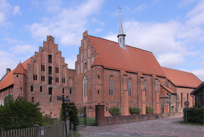 Photograph of the red-brick-Gothic buildings of Wienhausen from the south. See the detailed description in comparison with the wall painting in the paragraph above.