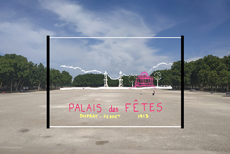 Il s’agit du plan du rez-de-chaussée du Palais des Fêtes, présentant une salle modulable : à gauche, on voit la salle dans sa configuration théâtrale (avec des sièges du parterre disposés à l’italienne) et à droite, sa configuration de cirque (où une piste remplace les assises).