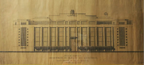 Le dessin représente un croquis de l’extérieur du Palais des Fêtes, situé dans l’espace des Quinconces, par rapport aux colonnes rostrales et à certains arbres. Il s’agit d’un dessin réalisé sur un film transparent, à plaquer sur la réalité pour visualiser le bâtiment dans l’espace.