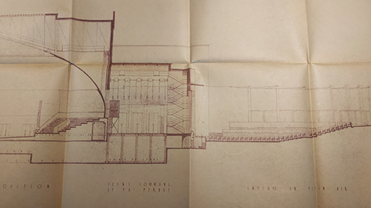 L’image montre la façade du bâtiment d’Expert, beaucoup plus moderne que le Palais des Fêtes. Une grande partie de cet avant-projet est composée de vitres et on aperçoit les armoiries de Bordeaux en haut de l’établissement.