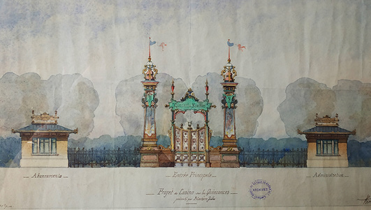 On voit la façade d’un casino (établissement de jeu et de spectacles) au coeur d’un jardin. Il est très coloré et richement décoré de drapeaux, ornements et auvents à rayures rouges et blanches, etc.