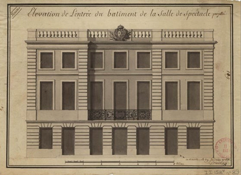 Plan représentant une façade extérieure harmonieuse dont la partie centrale se creuse derrière un balcon en fer forgé. L’élévation est peu décorée, mais porte les Armes du roi.