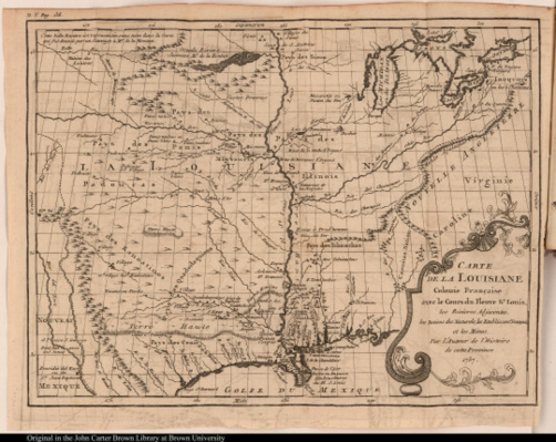 La carte date de 1767 et illustre la région de la Louisiane française, s’étendant du golfe du Mexique au nord jusqu’à la région des Grands Lacs. Les territoires des différentes tribus amérindiennes, comme les Illinois et les Natchez, sont indiqués, ainsi que les cours d’eau principaux, notamment le Mississippi, appelé ici “Fleuve St.-Louis.” La carte est ornée d’un cartouche décoratif dans le coin inférieur droit, avec des détails géographiques comme des montagnes et des rivières.