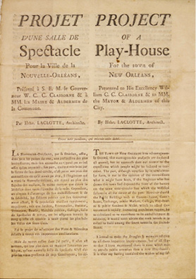 Première page du projet de théâtre de Jean-Hyacinthe Laclotte à la Nouvelle-Orléans, 1805. Cette image montre un ancien document historique rédigé en français et en anglais. Le titre du document est divisé en deux colonnes. La colonne de gauche est en français et indique « PROJET D’UNE SALLE DE Spectacle Pour la Ville de la NOUVELLE-ORLÉANS ». La colonne de droite est en anglais et indique « PROJET D’UNE Play-House Pour la ville de LA NOUVELLE-ORLÉANS ». Le document semble être une proposition présentée au gouverneur William C.C. Claiborne et le maire et les échevins de la Nouvelle-Orléans par un architecte nommé Hthe. Laclotte. Le texte discute de l’emplacement avantageux de la Nouvelle-Orléans et des avantages de la construction d’une salle de spectacle, ainsi que d’autres bâtiments et améliorations publics. Le document est rédigé dans une police formelle et démodée, indiquant son caractère historique.