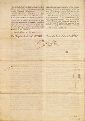Dernière page du projet de théâtre de Jean-Hyacinthe Laclotte à la Nouvelle-Orléans, 1805, montrant sa signature. Cette image montre une page d’un document historique, avec du texte en français à gauche et en anglais à droite. Le texte explique que les coûts pour la construction d’un édifice (probablement la salle de spectacle mentionnée dans l’image précédente) ne dépasseront pas cent mille piastres, et décrit les étapes suivantes pour la collecte des fonds nécessaires à travers une souscription. En bas de la page, le document est daté de “Nouvelle-Orléans, le 7 Juin 1808”, et il est indiqué qu’il provient de l’imprimerie du “Moniteur”. Il y a une signature manuscrite au centre de la page.