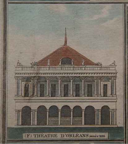 L’image représente une gravure ancienne d’un bâtiment intitulé “Théâtre d’Orléans année 1813”. Le bâtiment a une façade classique avec des arches au rez-de-chaussée, une série de colonnes au premier étage, et des statues décorant le toit. Un toit en pente surmonté d’une flèche est visible au sommet.