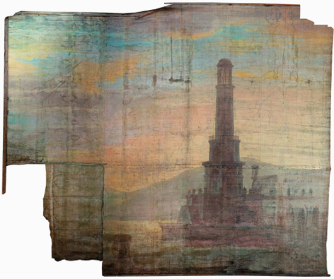 Scène de port, fond de scène Fond de scène peint sur toile représentant un phare sur la partie droite de la toile se trouvant devant un paysage de bord de mer avec des montagnes en arrière-plan. La scène est représentée dans une lumière de crépuscule ou d’aube, baignant le paysage dans des tons jaune, rose, violet et bleu. Les contrastes sont peu marqués dans cette scène, créant un effet de sfumato suggérant l’éloignement.
