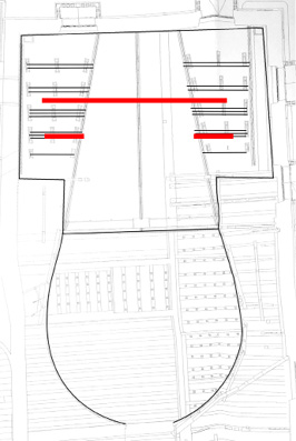 Exemples de scène courte et de scène longue sur la scène de Feltre. Deux schémas représentant la scène de Feltre vue du dessus et illustrant la différence de plantation pour des scènes courtes (1 paire de châssis de coulisses placés devant un rideau de fond de scène suspendu à la moitié de la scène) et des scènes longues (avec la représentation de scènes d’intérieurs fermés ou exigus, et un espace physique plus large (3 paires de châssis de coulisse placés devant un rideau de fond de scène suspendu à l’arrière de la scène)