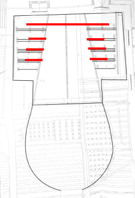 Exemples de scène courte et de scène longue sur la scène de Feltre. Deux schémas représentant la scène de Feltre vue du dessus et illustrant la différence de plantation pour des scènes courtes (1 paire de châssis de coulisses placés devant un rideau de fond de scène suspendu à la moitié de la scène) et des scènes longues (avec la représentation de scènes d’intérieurs fermés ou exigus, et un espace physique plus large (3 paires de châssis de coulisse placés devant un rideau de fond de scène suspendu à l’arrière de la scène)