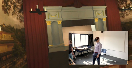 Copie d’écran montrant à la fois ce que voit une personne lorsqu’elle est immergée en réalité virtuelle dans le modèle, et dans un encart image montrant au même moment la personne portant le casque dans la réalité. Il s’agit d’un homme placé dans une pièce dont le sol est dégagé et où seule une chaise permet de s’asseoir et de simuler la présence des bancs dans la réalité virtuelle.